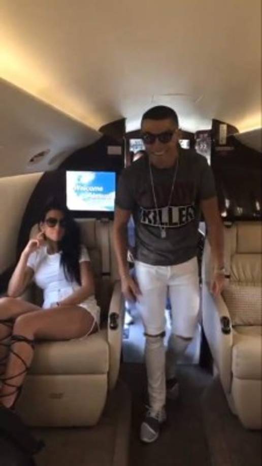 La belleza que logró enamorar a Cristiano Ronaldo, comenzó a recibir ofertas de modelaje, y firmó un contrato con la exclusiva agencia española UNO Model.