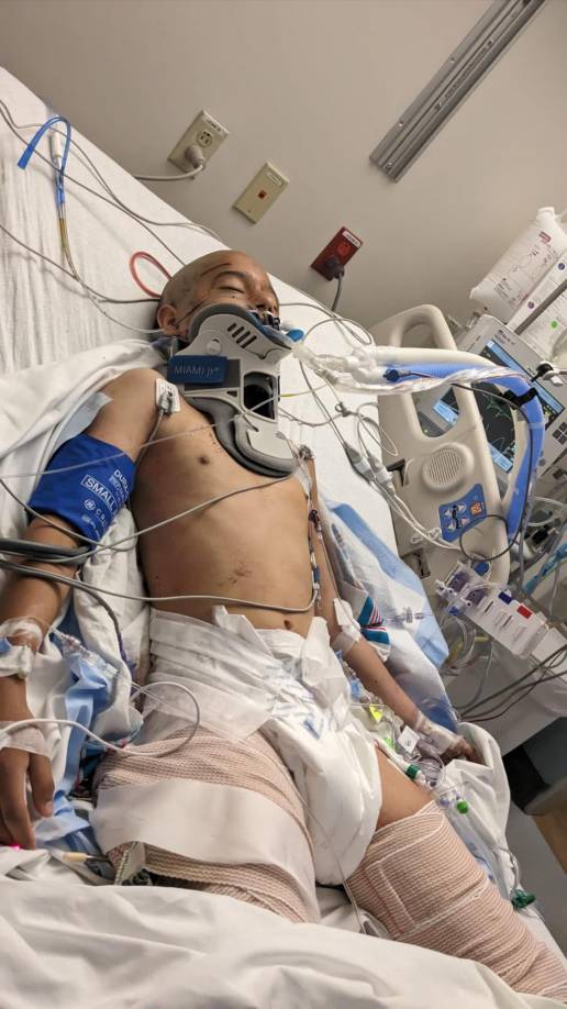 El niño hondureño estaba sentado en su cuarto jugando PlayStation.y fue el primero que embistió el camión.