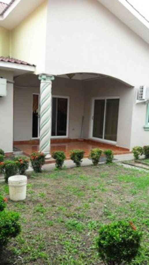 Agentes de la ATIC aseguran esta vivienda en residencial Salamanca de San Pedro Sula en el marco de la operación Hefesto, dirigida a socios de Sergio Neftalí Mejía Duarte, condenado en Estados Unidos.