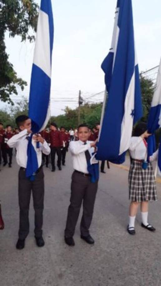 Enok Aguilera portando la bandera de Honduras.