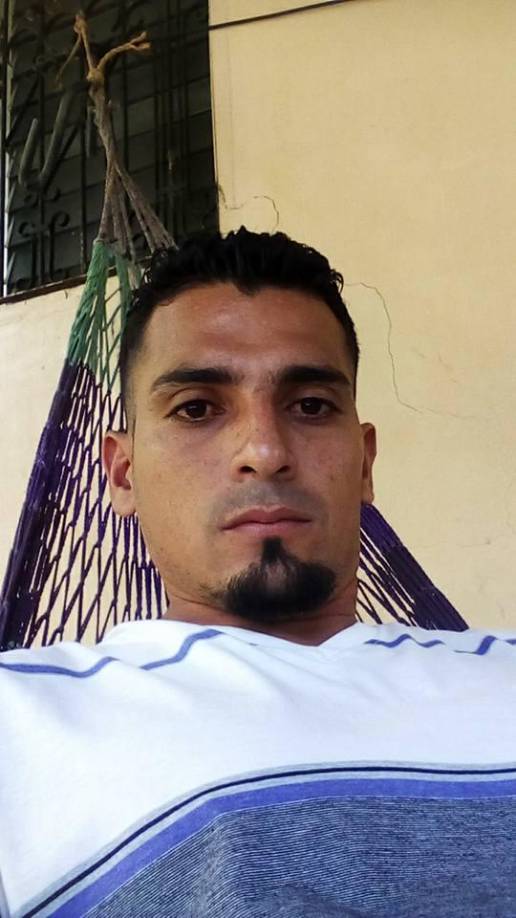 ”Soy feliz con este par de angelitos”, posteó en su muro mientras aparecía muy sonriente con sus hijos. 