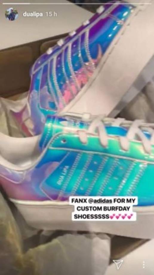 No puede estar más consentida, que hasta Adidas le obsequió unos tenis con nombre grabado.
