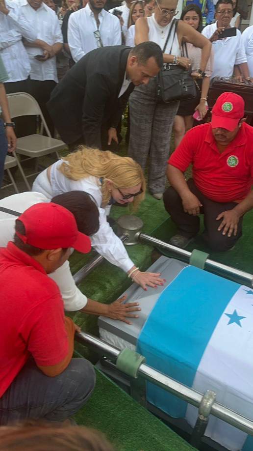 Jemima de Canelas, viuda del artista, se desgarra en llanto al dar el último adiós a su amado.