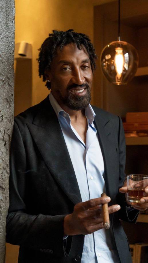 El pack, al que han llamado “paquete navideño”, incluye un partido junto a Scottie Pippen, de 57 años, y su hijo, Scotty Pippen Jr., quien se incorporó a los Lakers.