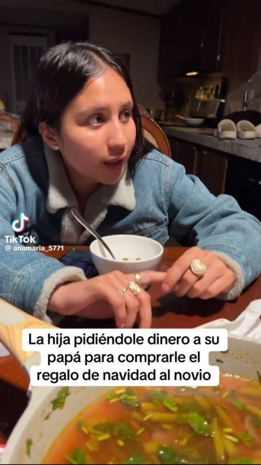 La petición genera una reacción inmediata por parte del padre, quien pregunta para quién será el obsequio. Ante la respuesta de su hija, el hombre, lejos de molestarse, acepta darle el dinero sin problemas. 