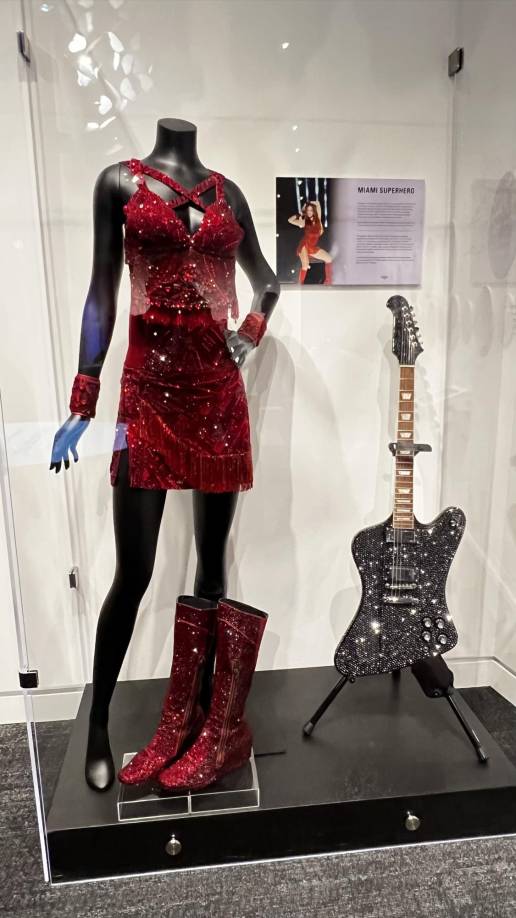 Otros artículos importantes son los dos trajes que portó Shakira en el Super Bowl de 2020, uno de sus cuadernos con canciones escritas a mano y el diccionario español-inglés que le sirvió para componer las canciones de “Laundry Service”.