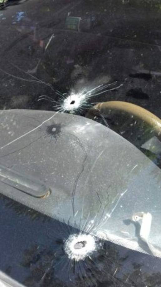 Imágenes de los disparos en el vehículo.