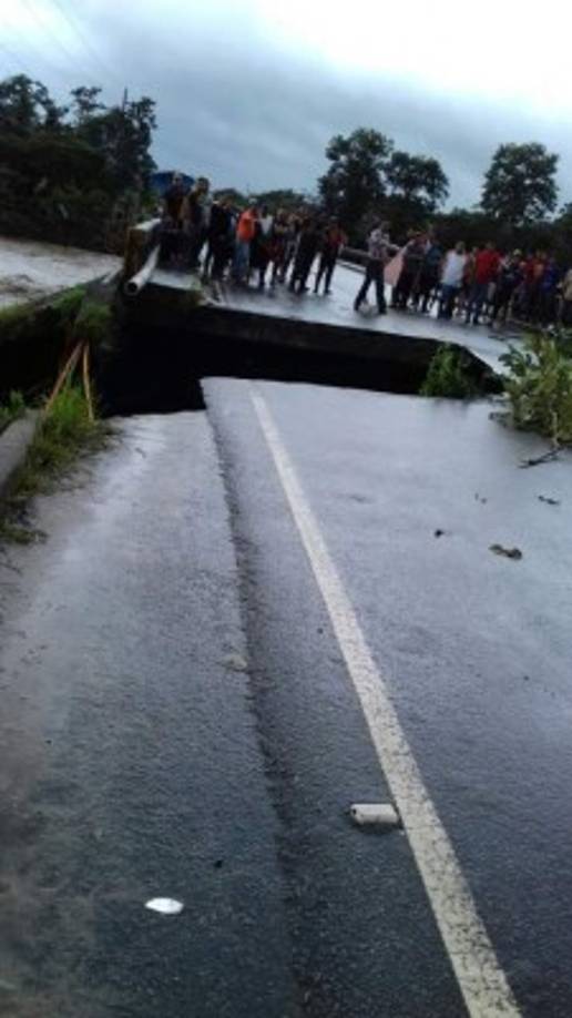 La carretera se partió por las fuertes llluvias en Omoa.