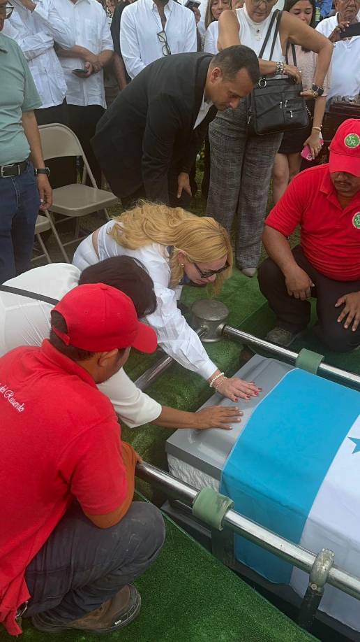 Durante el homenaje, Jemima Canelas comentó que su esposo quería ser enterrado en la ciudad de San pedro Sula, y decidió cumplir su última voluntad. 