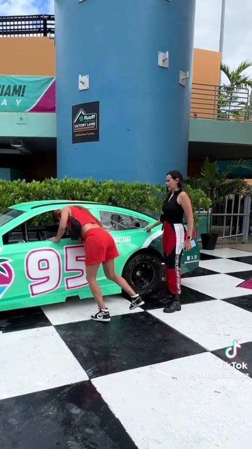 El vídeo de La Bicha Catracha en colaboración con la “LipstickFables” es una recreación de su TikTok más popular, donde hace referencia que si no lleva a su amiga dice su icónica frase de “hablamos nunca”, mientras intenta entra a un carro de La Fórmula 1.