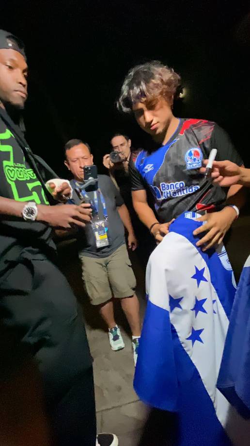 El futbolista sorprendió al tomar la determinación de acompañar a sus compañeros en la previa del duelo contra los haitianos.