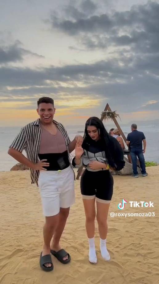 Las cirugías estéticas que se hizo la joven tiktoker son: “abdomiplastia” (intervención quirúrgica que está indicada en aquellos pacientes que quieren eliminar un exceso de piel y grasa de la parte media e inferior del abdomen y, además, reforzar la musculatura de la pared abdominal), así como un agradamiento de pechos, caderas y glúteos. 