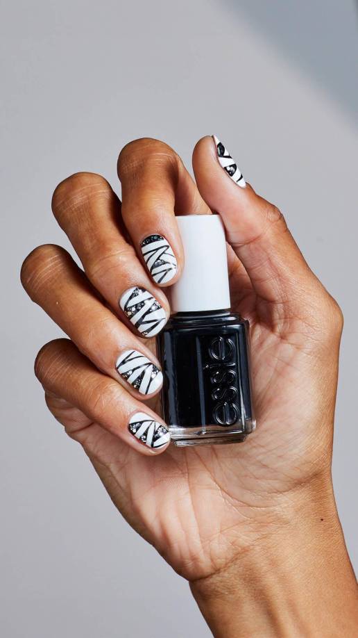 Estas aplicaciones tridimensionales, combinadas con detalles pintados a mano, son especialmente populares entre los amantes del ‘nail art’. Los diseños temáticos también pueden adaptarse a estilos más minimalistas. Una simple línea de telaraña sobre una base negra o un delicado fantasma pintado en una uña nude pueden ser opciones ideales para quienes buscan una manicura de Halloween más discreta, pero, aun así, acorde con la festividad.