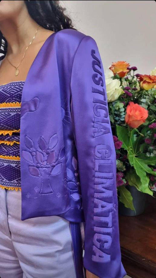 En una de las mangas de la chaqueta se puede leer, justicia climática, uno de los ejes que Gustavo Petro prometió impulsar llevando a Colombia a acelerar la transición a energías limpias y frenar la deforestación en la Amazonía, cuyo ecosistema es vital para la absorción de gases de efecto invernadero. 