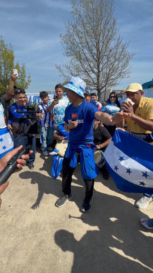 El youtuber e influencer japonés demostró sus habilidades en el baile catracho. 