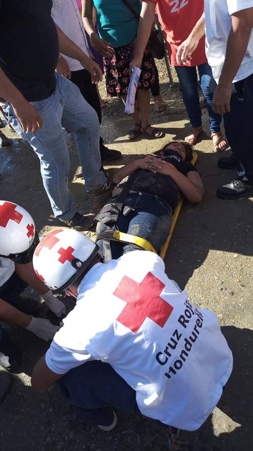 La joven quedó tendida y no se pudo levantar tras perder la conciencia.