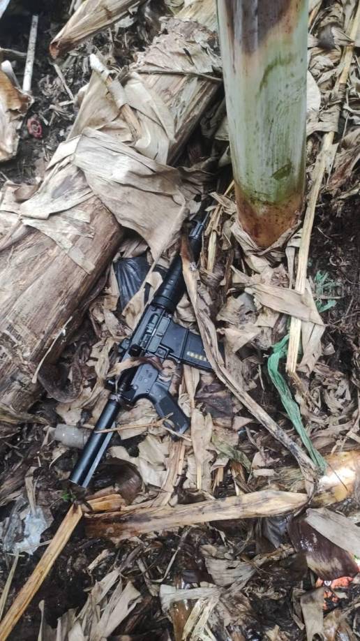 En total decomisaron dos armas largas R15, 6 armas cortas, 147 proyectiles, 106 cartuchos de escopeta, 12 teléfonos, 1 kilo con 3 onzas de cocaína, 2 libras de marihuana, 28 envoltorios de éxtasis, 444,385.00 lempiras y 7 vehículos decomisados.