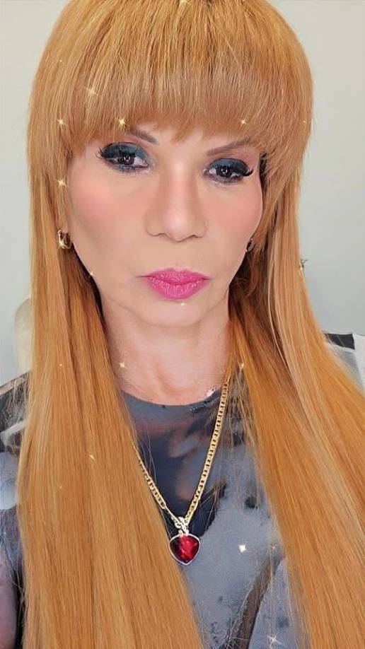 Mhoni Vidente es conocida además por hablar de temas relacionados con astrología, numerología, el tarot, y profecías. Mhoni ha predicho eventos en la política, la farándula, desastres naturales, y sucesos mundiales, lo que la ha convertido en una figura muy seguida en países de habla hispana.