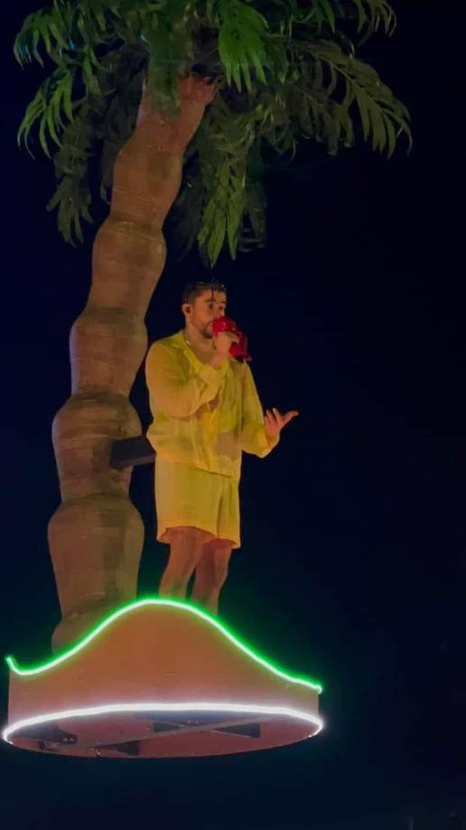 El cantante puertorriqueño Bad Bunny dio un espectáculo frente a unas 50,000 personas que durante más de dos horas corearon sus canciones a todo pulmón.