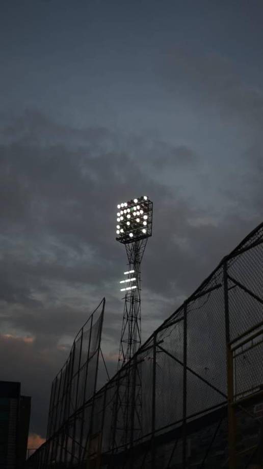 El gran problema del estadio Morazán al descubierto; la luz artificial.