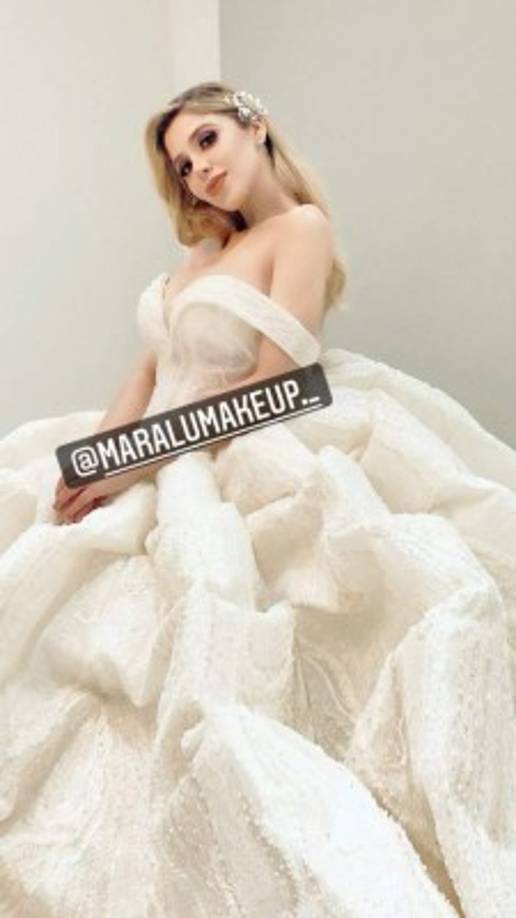 El espectacular vestido de novia que modeló la madre de las hijas menores del Chapo Guzmán fue diseñado por el reconocido Benito Santos.