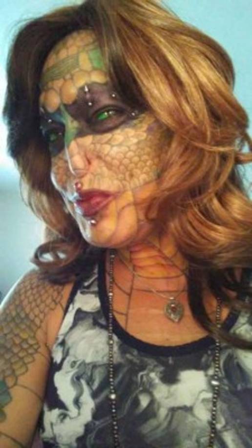Primero cambió su identidad sexual, ahora se llama Eva Tiamat, alias “Medusa”.<br/>