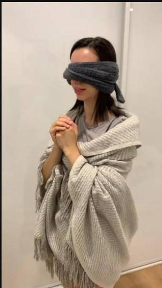 “Tenés que cerrar los ojos y ponértelo y <b>después vemos en el espejo</b>”, dice Pedro.