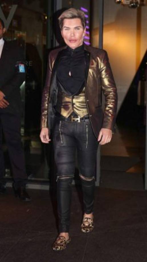 'Sé exactamente de qué estoy hecho y cómo luzco después de 58 cirugías plásticas y más por venir', escribió a mediados de julio en la red social. 'Guárdense sus opiniones y déjenlas fuera de página. Sus mensajes abusivos serán borrados y eliminados. #notrolls', añadió Alves, quien aunque continuamente es víctima de crítcas, prefiere evitar prestarle atención a comentarios negativos.<br/>