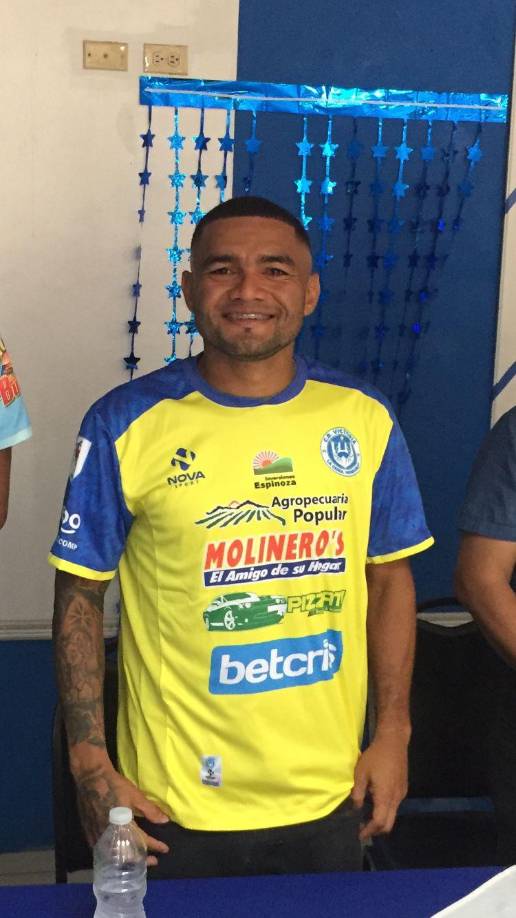 Alexander Aguilar: El habilidoso mediocampista fue presentado como nuevo jugador del Victoria, llega procedente del Vida.
