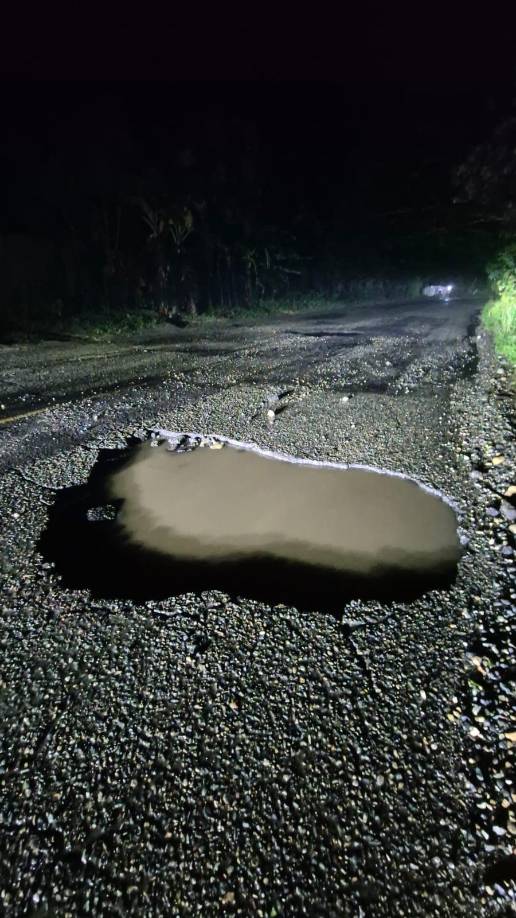 Los baches, en la oscuridad de la noche, se convierten en una trampa y un enorme peligro para los conductores.