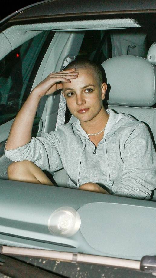 En 2007 esta artista se rapó su cabello, hecho que fue portada en todas las revistas y medios de comunicación en el mundo, aduciendo de una crisis emocional de la custodia de sus dos hijos facilitada a su expareja.