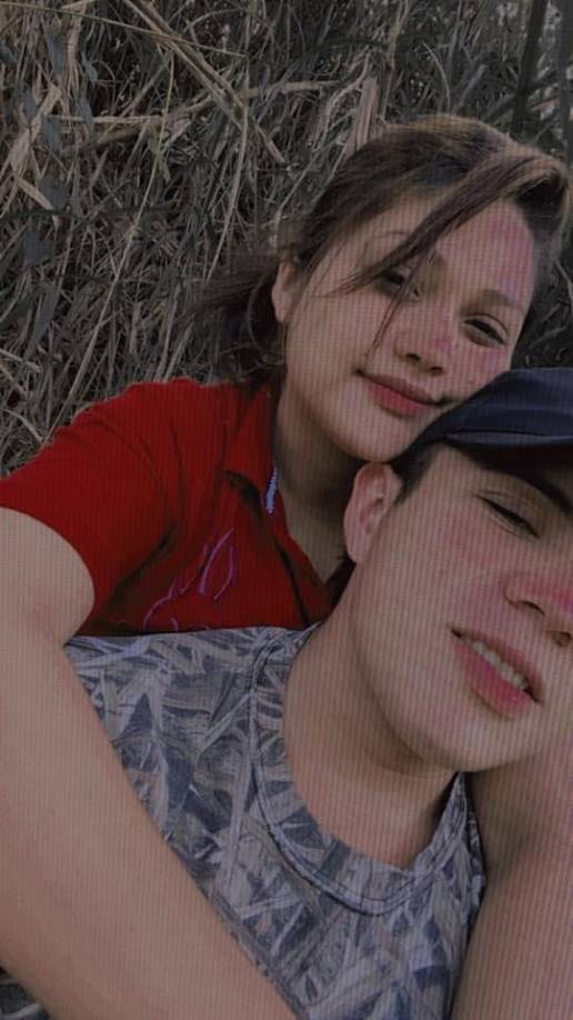 De acuerdo con relatos, la pareja iba a bordo de la motocicleta y chocaron de frente con la otra motocicleta conducida por Orellana.