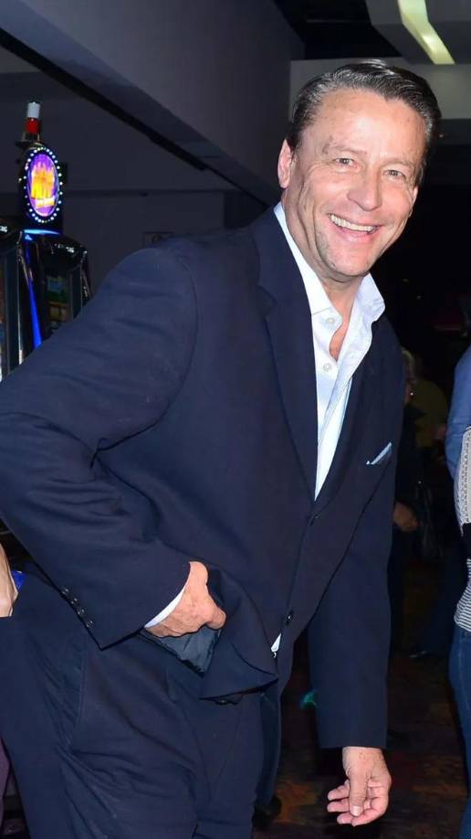 Recalcando que el actor ha desconocido por completo a los hijos que tuvo con Mary Paz Banquells, En octubre de 2021, Diana Golden declaró que le habían embargado las cuentas bancarias a Alfredo Adame para saldar su deuda pendiente, que se originó en una demanda en la que Adame fue sentenciado a pagar 25 mil pesos y dar una disculpa pública a Golden, una suma. Que no pudo pagar en su totalidad. 