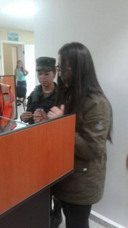 Molina al hacer trámite en migración en el aeropuerto.