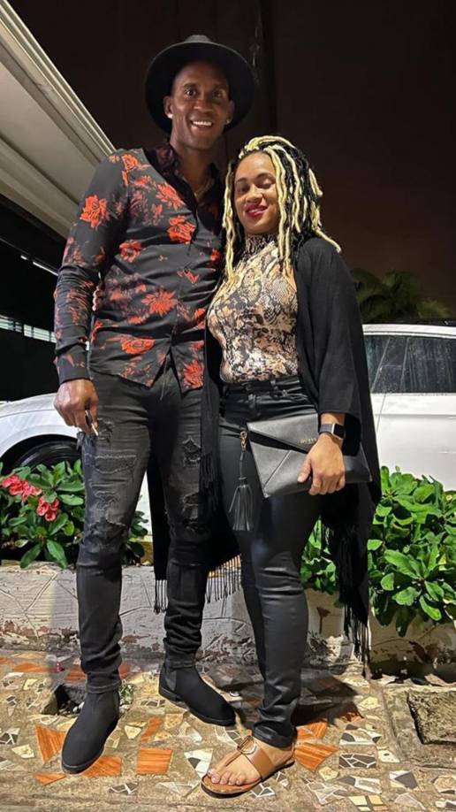 Brayan Beckeles disfrutó de la Navidad en familia. El jugador, que acaba de ganar su segundo tetracampeonato con el Olimpia, con un llamativo look posando junto a su hermana Lizeth.