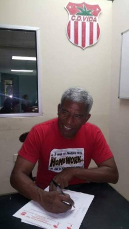 Héctor Castellón: Tras varios días de entrenar al club , finalmente el estratega ha firmado por un año con el Vida de La Ceiba