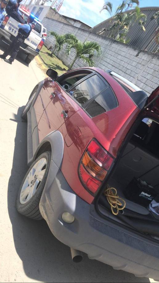 Los dos detenidos, jóvenes cuyas identidades aún no han sido reveladas, fueron aprehendidos por agentes de la Policía Nacional a bordo de un vehículo turismo Pontiac Vibe, color rojo. 