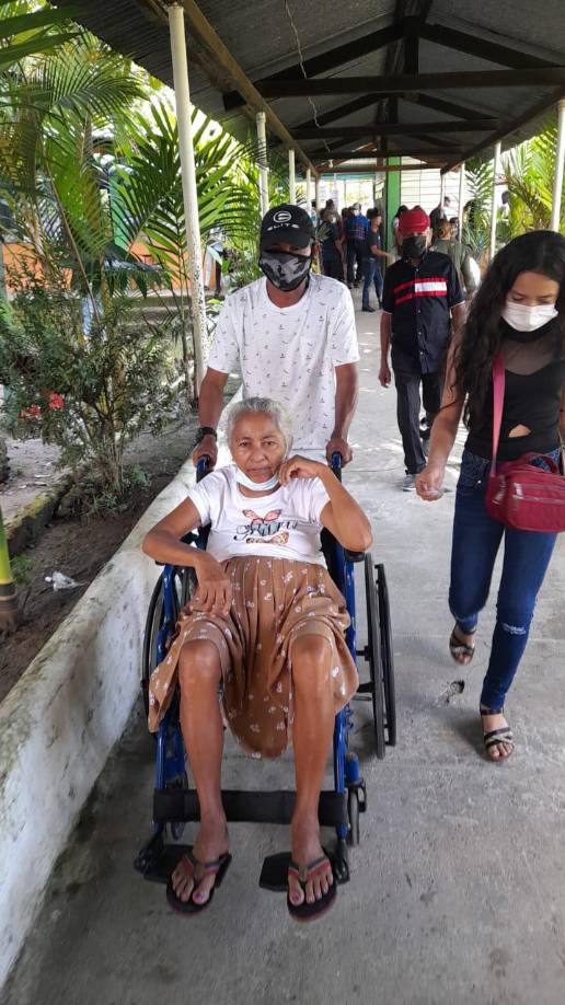 Mimia Lopez Méndez, de 70, llega al centro de votación en el Instituto Dionicio de Herrera San Juan Pueblo, zona atlántica de Honduras. 