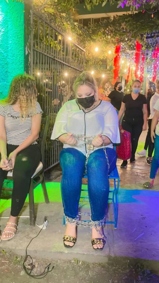 De acuerdo con su testimonio y un vídeo difundido en redes sociales, cuando Roberto Contreras llegó al negocio, él le dijo que su restaurante “era un burdel”, algo que ella negó. 