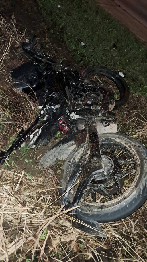 La motocicleta del joven quedó destruida como consecuencia del brutal impacto.