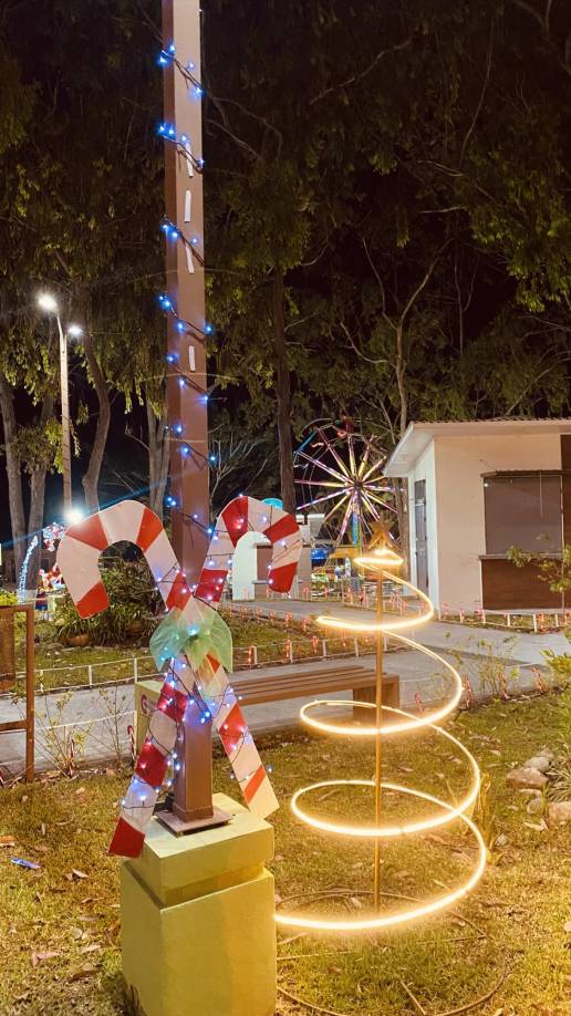 Cada rincón de la Plaza Artesanal Jorge Bueso Arias fue decorado y se vive una verdadera fiesta navideña. 