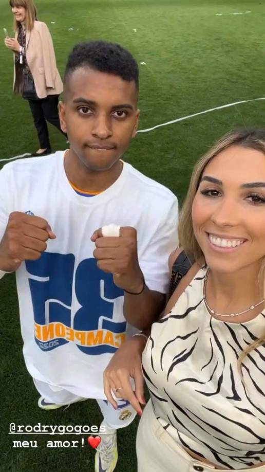 Luana Atik Lopes - La novia de Rodrygo Goes no se perdió la oportunidad de celebrar en la cancha con el futbolista brasileño.