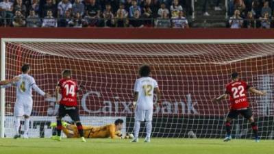 Real Mallorca's Spanish goalkeeper Manolo Reina (R) jumps for the ball during the Spanish league football match real Real Madrid CF against RCD Mallorca at at the Alfredo di Stefano stadium in Valdebebas, on the outskirts of Madrid, on June 24, 2020. (Photo by JAVIER SORIANO / AFP)