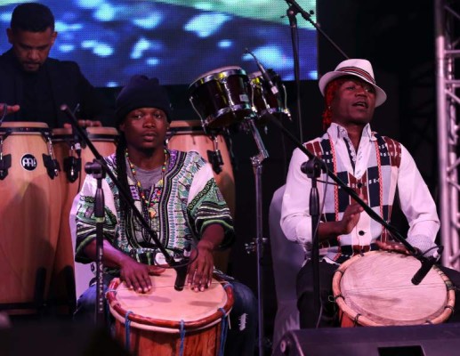 Danzas garífunas, la percusión del tambor criollo, grandes músicos y cantantes del país y un show de lujo fue preparado para honrar al artista ceibeño.