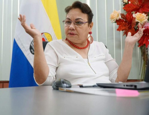 Por supuestas irregularidades destituyen a directora de Unah-vs