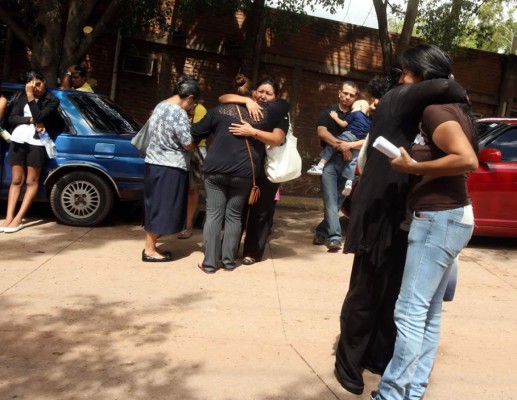 Capturan a 12 supuestos delincuentes con granadas y AK-47