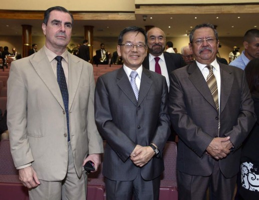 Carlos Mauricio Flores recibe el premio Álvaro Contreras