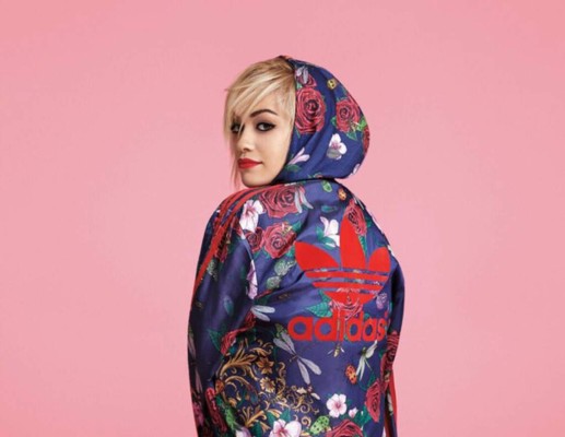 Rita Ora se inspira en la ropa de mercadillo para su debut como diseñadora