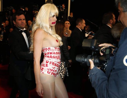 Una chica en 'topless' se cuela en Cannes