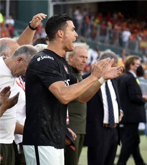 Cristiano Ronaldo estuvo animando a sus compañeros desde el banquillo.